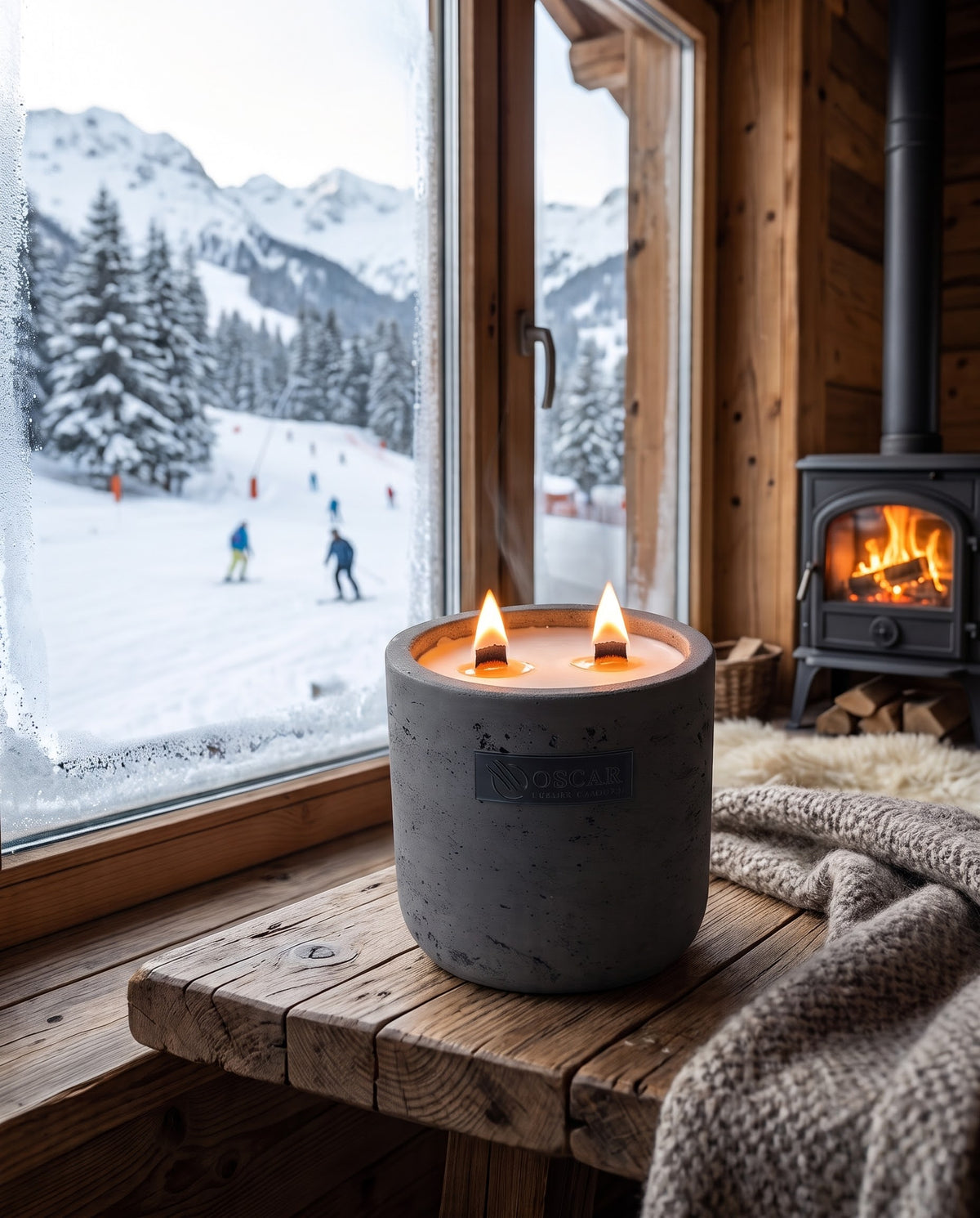 Wintereditie Après-Ski brandend bij het raam van een chalet, met haardvuur — Oscar Luxury